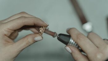 L’Or, valeur sûre : Le bijou incontournable de toute garde-robe