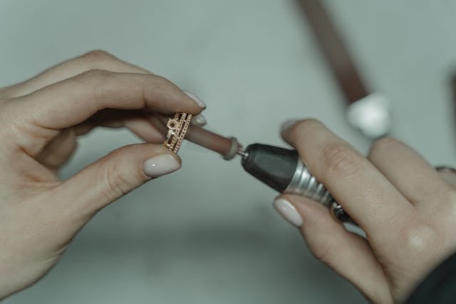 L’Or, valeur sûre : Le bijou incontournable de toute garde-robe